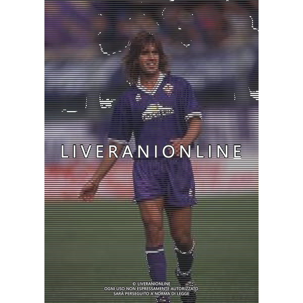 RETROSPETTIVA GABRIEL BATISTUTA CALCIATORE NELLA FOTO GABRIEL BATISTUTA CON LA MAGLIA DELLA FIORENTINA AG ALDO LIVERANI SAS