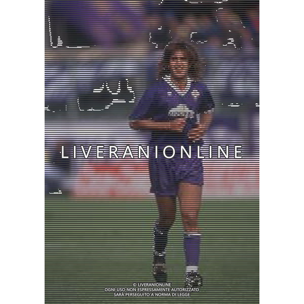 RETROSPETTIVA GABRIEL BATISTUTA CALCIATORE NELLA FOTO GABRIEL BATISTUTA CON LA MAGLIA DELLA FIORENTINA AG ALDO LIVERANI SAS