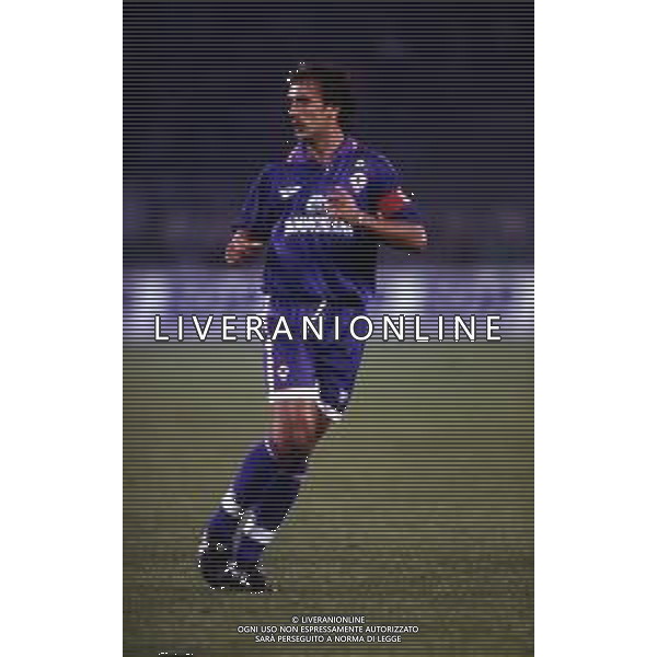 RETROSPETTIVA GABRIEL BATISTUTA CALCIATORE NELLA FOTO GABRIEL BATISTUTA CON LA MAGLIA DELLA FIORENTINA AG ALDO LIVERANI SAS