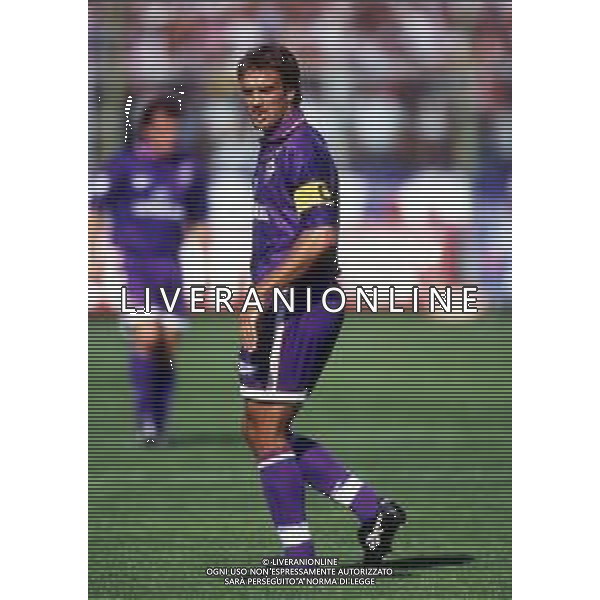 RETROSPETTIVA GABRIEL BATISTUTA CALCIATORE NELLA FOTO GABRIEL BATISTUTA CON LA MAGLIA DELLA FIORENTINA AG ALDO LIVERANI SAS