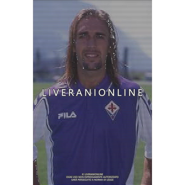 RETROSPETTIVA GABRIEL BATISTUTA CALCIATORE NELLA FOTO GABRIEL BATISTUTA CON LA MAGLIA DELLA FIORENTINA AG ALDO LIVERANI SAS