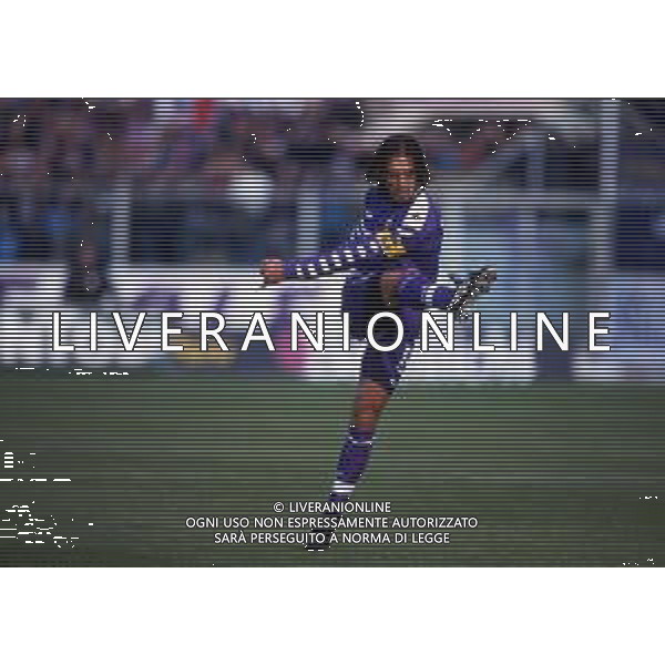 RETROSPETTIVA GABRIEL BATISTUTA CALCIATORE NELLA FOTO GABRIEL BATISTUTA CON LA MAGLIA DELLA FIORENTINA AG ALDO LIVERANI SAS