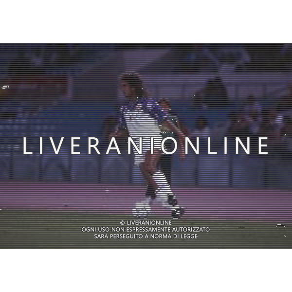 RETROSPETTIVA GABRIEL BATISTUTA CALCIATORE NELLA FOTO GABRIEL BATISTUTA CON LA MAGLIA DELLA FIORENTINA AG ALDO LIVERANI SAS