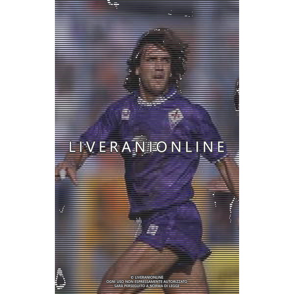 RETROSPETTIVA GABRIEL BATISTUTA CALCIATORE NELLA FOTO GABRIEL BATISTUTA CON LA MAGLIA DELLA FIORENTINA AG ALDO LIVERANI SAS