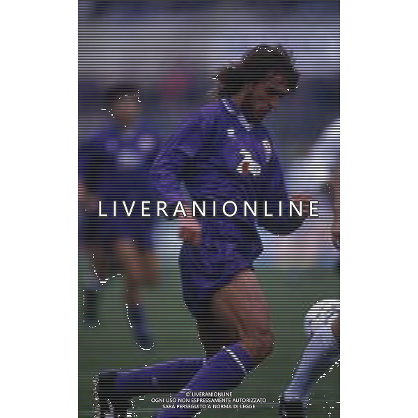 RETROSPETTIVA GABRIEL BATISTUTA CALCIATORE NELLA FOTO GABRIEL BATISTUTA CON LA MAGLIA DELLA FIORENTINA AG ALDO LIVERANI SAS