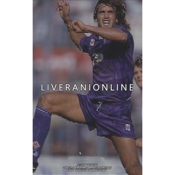 RETROSPETTIVA GABRIEL BATISTUTA CALCIATORE NELLA FOTO GABRIEL BATISTUTA CON LA MAGLIA DELLA FIORENTINA AG ALDO LIVERANI SAS