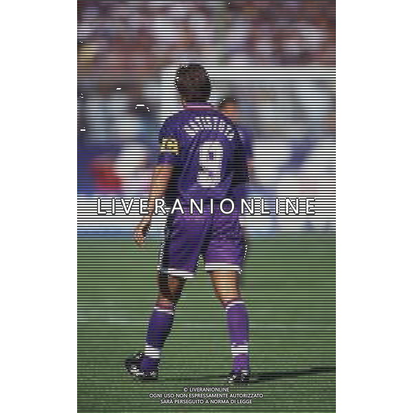 RETROSPETTIVA GABRIEL BATISTUTA CALCIATORE NELLA FOTO GABRIEL BATISTUTA CON LA MAGLIA DELLA FIORENTINA AG ALDO LIVERANI SAS