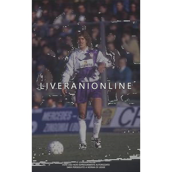 RETROSPETTIVA GABRIEL BATISTUTA CALCIATORE NELLA FOTO GABRIEL BATISTUTA CON LA MAGLIA DELLA FIORENTINA AG ALDO LIVERANI SAS