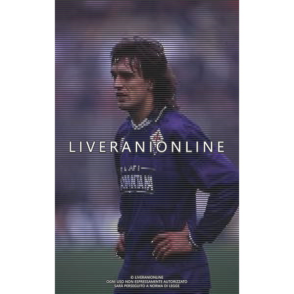 RETROSPETTIVA GABRIEL BATISTUTA CALCIATORE NELLA FOTO GABRIEL BATISTUTA CON LA MAGLIA DELLA FIORENTINA AG ALDO LIVERANI SAS