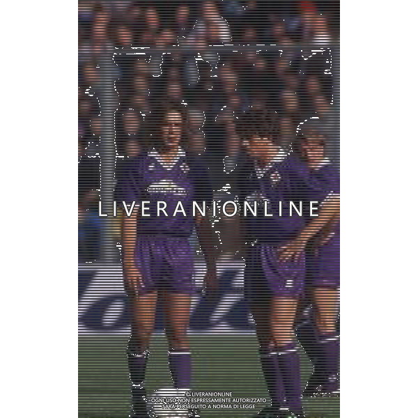 RETROSPETTIVA GABRIEL BATISTUTA CALCIATORE NELLA FOTO GABRIEL BATISTUTA CON LA MAGLIA DELLA FIORENTINA E MASSIMO ORLANDO AG ALDO LIVERANI SAS