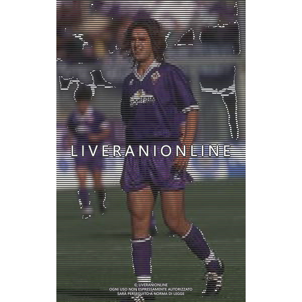 RETROSPETTIVA GABRIEL BATISTUTA CALCIATORE NELLA FOTO GABRIEL BATISTUTA CON LA MAGLIA DELLA FIORENTINA AG ALDO LIVERANI SAS