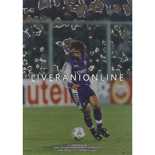 RETROSPETTIVA GABRIEL BATISTUTA CALCIATORE NELLA FOTO GABRIEL BATISTUTA CON LA MAGLIA DELLA FIORENTINA AG ALDO LIVERANI SAS