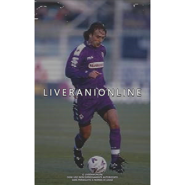 RETROSPETTIVA GABRIEL BATISTUTA CALCIATORE NELLA FOTO GABRIEL BATISTUTA CON LA MAGLIA DELLA FIORENTINA AG ALDO LIVERANI SAS