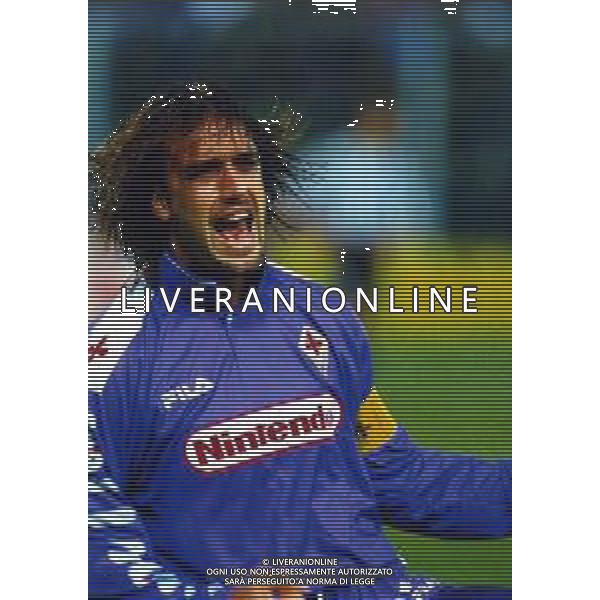 RETROSPETTIVA GABRIEL BATISTUTA CALCIATORE NELLA FOTO GABRIEL BATISTUTA CON LA MAGLIA DELLA FIORENTINA AG ALDO LIVERANI SAS