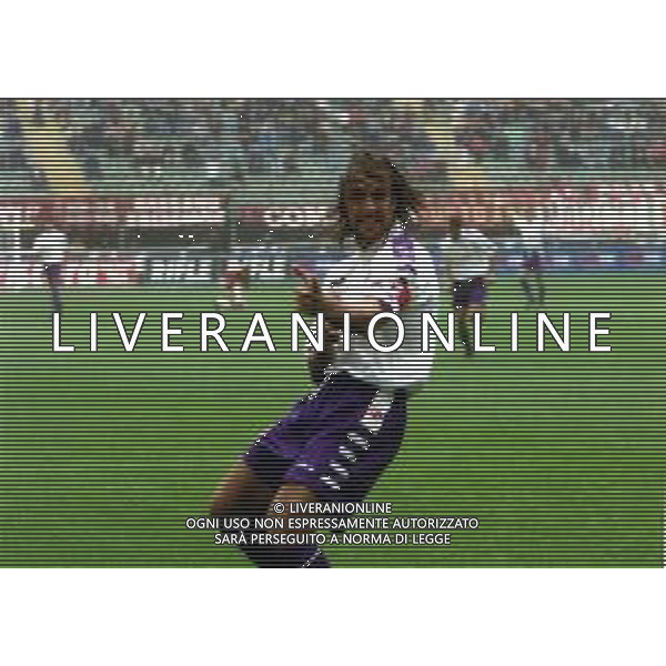 RETROSPETTIVA GABRIEL BATISTUTA CALCIATORE NELLA FOTO GABRIEL BATISTUTA CON LA MAGLIA DELLA FIORENTINA AG ALDO LIVERANI SAS