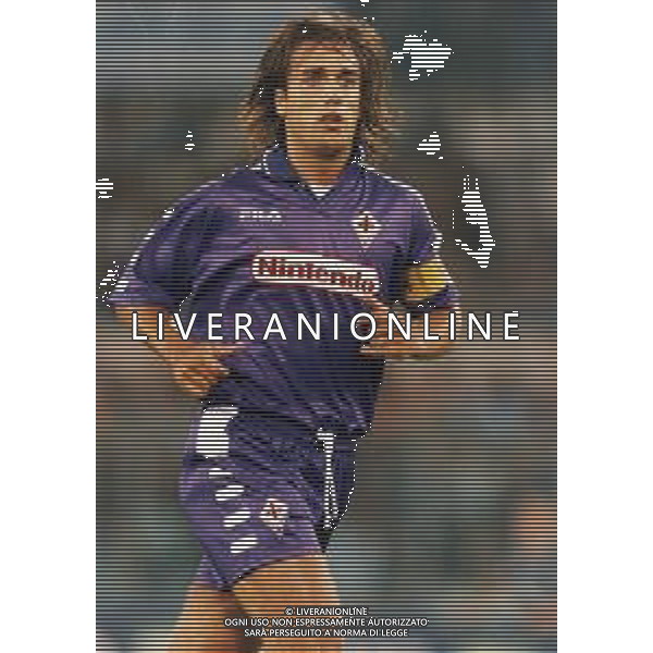 RETROSPETTIVA GABRIEL BATISTUTA CALCIATORE NELLA FOTO GABRIEL BATISTUTA CON LA MAGLIA DELLA FIORENTINA AG ALDO LIVERANI SAS