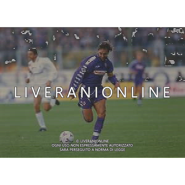 RETROSPETTIVA GABRIEL BATISTUTA CALCIATORE NELLA FOTO GABRIEL BATISTUTA CON LA MAGLIA DELLA FIORENTINA AG ALDO LIVERANI SAS