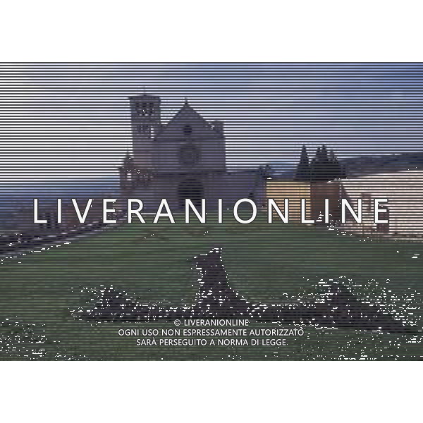 Assisi è una località di collina dell\'Umbria, in Italia centrale. È il luogo di nascita di San Francesco (1181-1226), uno dei santi patroni d\'Italia. La basilica di San Francesco è un\'imponente chiesa su 2 livelli consacrata nel 1253. Gli affreschi duecenteschi che ritraggono la vita di San Francesco sono stati attribuiti, tra gli altri, anche a Giotto e Cimabue. La cripta ospita il sarcofago in pietra del santo. AG ALDO LIVERANI SAS