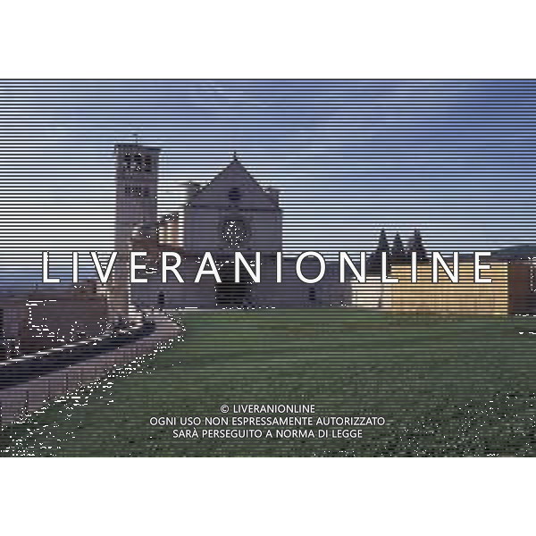Assisi è una località di collina dell\'Umbria, in Italia centrale. È il luogo di nascita di San Francesco (1181-1226), uno dei santi patroni d\'Italia. La basilica di San Francesco è un\'imponente chiesa su 2 livelli consacrata nel 1253. Gli affreschi duecenteschi che ritraggono la vita di San Francesco sono stati attribuiti, tra gli altri, anche a Giotto e Cimabue. La cripta ospita il sarcofago in pietra del santo. AG ALDO LIVERANI SAS
