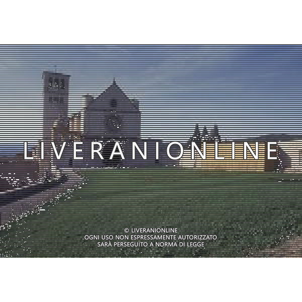 Assisi è una località di collina dell\'Umbria, in Italia centrale. È il luogo di nascita di San Francesco (1181-1226), uno dei santi patroni d\'Italia. La basilica di San Francesco è un\'imponente chiesa su 2 livelli consacrata nel 1253. Gli affreschi duecenteschi che ritraggono la vita di San Francesco sono stati attribuiti, tra gli altri, anche a Giotto e Cimabue. La cripta ospita il sarcofago in pietra del santo. AG ALDO LIVERANI SAS
