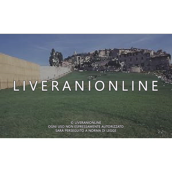 Assisi è una località di collina dell\'Umbria, in Italia centrale. È il luogo di nascita di San Francesco (1181-1226), uno dei santi patroni d\'Italia. La basilica di San Francesco è un\'imponente chiesa su 2 livelli consacrata nel 1253. Gli affreschi duecenteschi che ritraggono la vita di San Francesco sono stati attribuiti, tra gli altri, anche a Giotto e Cimabue. La cripta ospita il sarcofago in pietra del santo. AG ALDO LIVERANI SAS