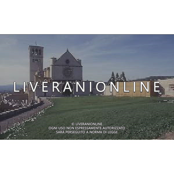 Assisi è una località di collina dell\'Umbria, in Italia centrale. È il luogo di nascita di San Francesco (1181-1226), uno dei santi patroni d\'Italia. La basilica di San Francesco è un\'imponente chiesa su 2 livelli consacrata nel 1253. Gli affreschi duecenteschi che ritraggono la vita di San Francesco sono stati attribuiti, tra gli altri, anche a Giotto e Cimabue. La cripta ospita il sarcofago in pietra del santo. AG ALDO LIVERANI SAS