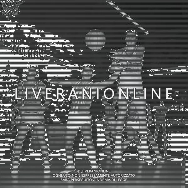 1977 MILANO-CAMPIONATO DI PALLACANESTRO SERIE A XEROX MILANO- JOLLYCOLOMBANI NELLA FOTO AZIONE DI GIOCO AG ALDO LIVERANI SAS 