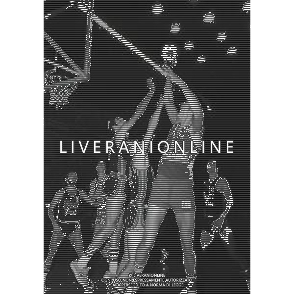 1977 MILANO-CAMPIONATO DI PALLACANESTRO SERIE A CINZANO MILANO-FERNET TONIC NELLA FOTO AZIONE DI GIOCO AG ALDO LIVERANI SAS  
