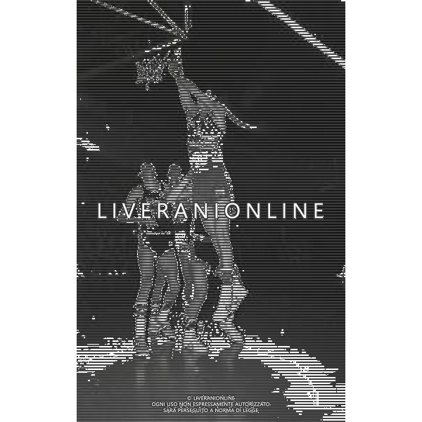 1977 MILANO-CAMPIONATO DI PALLACANESTRO SERIE A CINZANO MILANO-FERNET TONIC NELLA FOTO AZIONE DI GIOCO AG ALDO LIVERANI SAS 