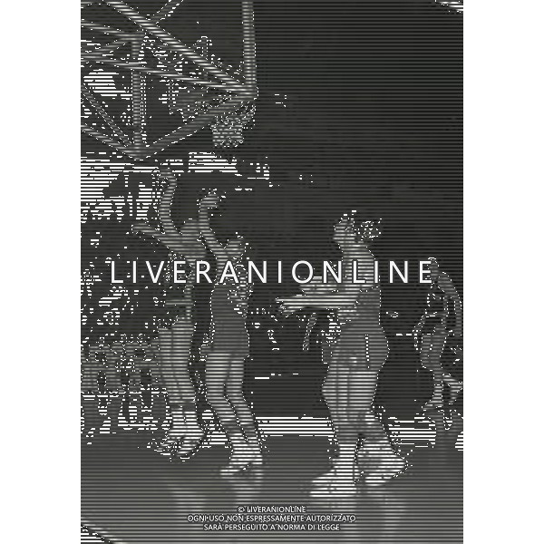 1977 MILANO-CAMPIONATO DI PALLACANESTRO SERIE A CINZANO MILANO-SINUDYNE BOLOGNA NELLA FOTO AZIONE DI GIOCO AG ALDO LIVERANI SAS