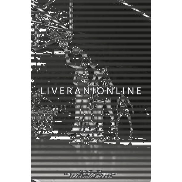 1977 MILANO-CAMPIONATO DI PALLACANESTRO SERIE A CINZANO MILANO-SINUDYNE BOLOGNA NELLA FOTO AZIONE DI GIOCO AG ALDO LIVERANI SAS