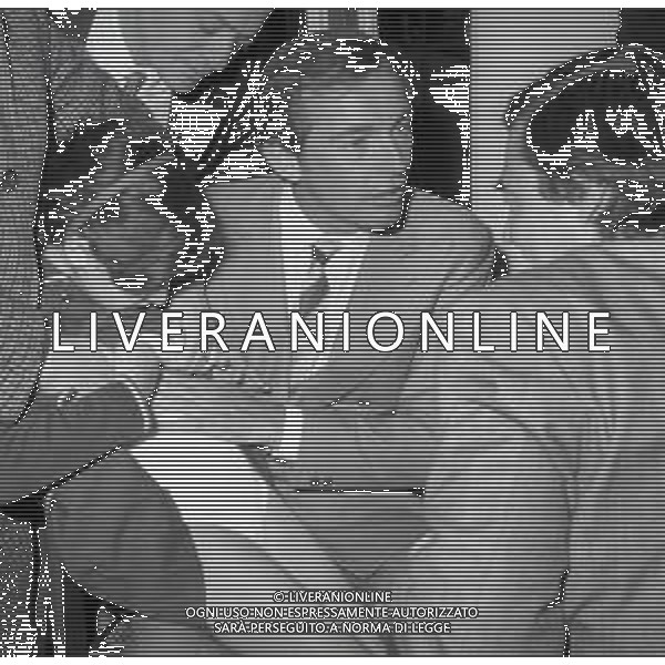 1968 RETROSPETTIVA CHRIS BARNARD DOTTORE CON ALCUNI BAMBINI GUARITI DA LUI AG ALDO LIVERANI SAS