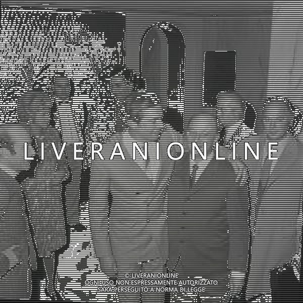 1968 RETROSPETTIVA CHRIS BARNARD DOTTORE CON ALCUNI BAMBINI GUARITI DA LUI AG ALDO LIVERANI SAS