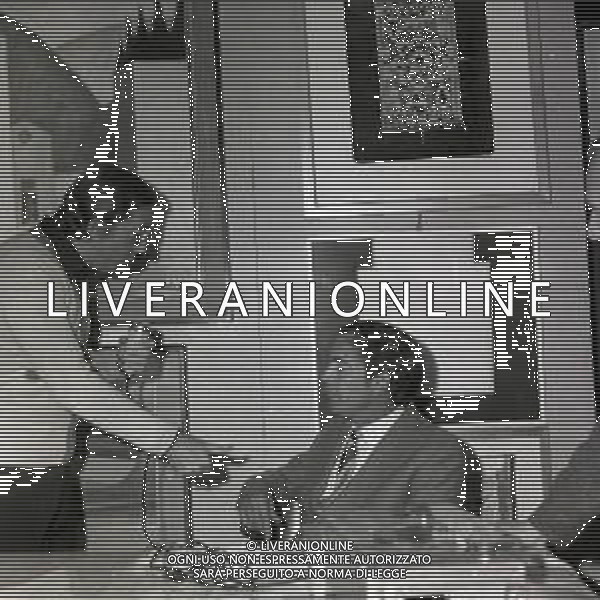 1968 RETROSPETTIVA CHRIS BARNARD DOTTORE CON ALCUNI BAMBINI GUARITI DA LUI AG ALDO LIVERANI SAS