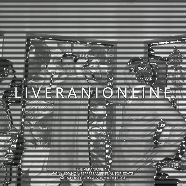 1968 RETROSPETTIVA CHRIS BARNARD DOTTORE CON ALCUNI BAMBINI GUARITI DA LUI AG ALDO LIVERANI SAS