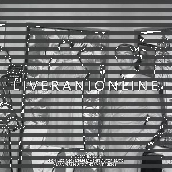 1968 RETROSPETTIVA CHRIS BARNARD DOTTORE CON ALCUNI BAMBINI GUARITI DA LUI AG ALDO LIVERANI SAS