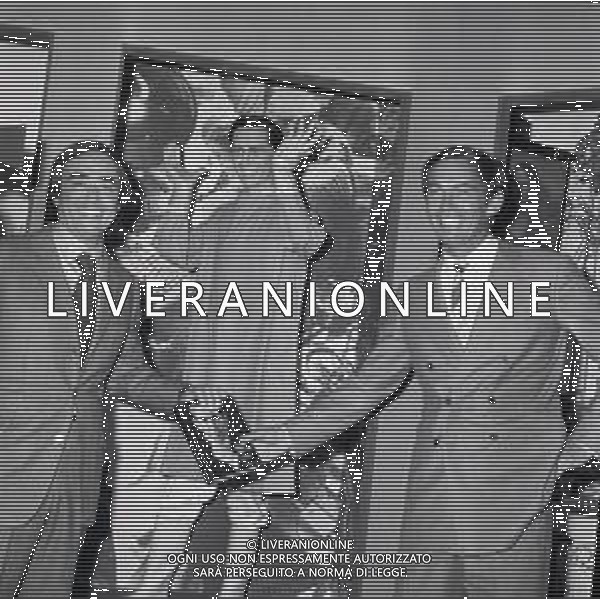 1968 RETROSPETTIVA CHRIS BARNARD DOTTORE CON ALCUNI BAMBINI GUARITI DA LUI AG ALDO LIVERANI SAS