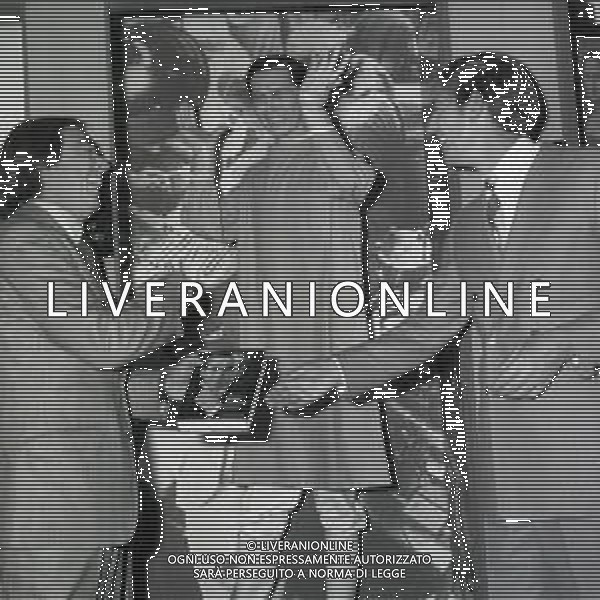 1968 RETROSPETTIVA CHRIS BARNARD DOTTORE CON ALCUNI BAMBINI GUARITI DA LUI AG ALDO LIVERANI SAS