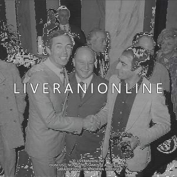 1968 RETROSPETTIVA CHRIS BARNARD DOTTORE CON ALCUNI BAMBINI GUARITI DA LUI AG ALDO LIVERANI SAS