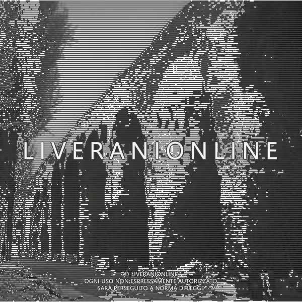 MILANO 1968 MURA SPAGNOLE NEL QUARTIERE DI PORTA ROMANA Le mura spagnole di Milano, o bastioni di Milano, erano una delle tre cinte murarie che nel corso dei secoli munirono la città di Milano. Innalzate durante la dominazione spagnola fra il 1548 e il 1562 per sostituire le mura medievali della città, vennero nel corso degli anni demolite, per la gran parte, alla fine del XIX secolo come conseguenza dell\'attuazione del Piano Beruto, primo piano regolatore di Milano. AG ALDO LIVERANI SAS