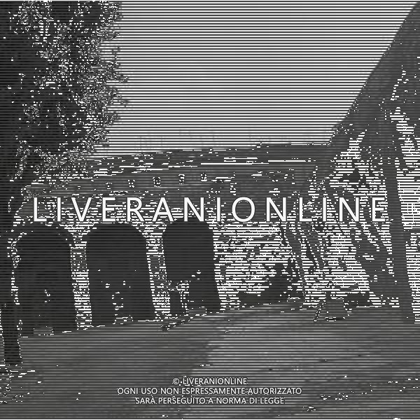 MILANO 1968 MURA SPAGNOLE NEL QUARTIERE DI PORTA ROMANA Le mura spagnole di Milano, o bastioni di Milano, erano una delle tre cinte murarie che nel corso dei secoli munirono la città di Milano. Innalzate durante la dominazione spagnola fra il 1548 e il 1562 per sostituire le mura medievali della città, vennero nel corso degli anni demolite, per la gran parte, alla fine del XIX secolo come conseguenza dell\'attuazione del Piano Beruto, primo piano regolatore di Milano. AG ALDO LIVERANI SAS