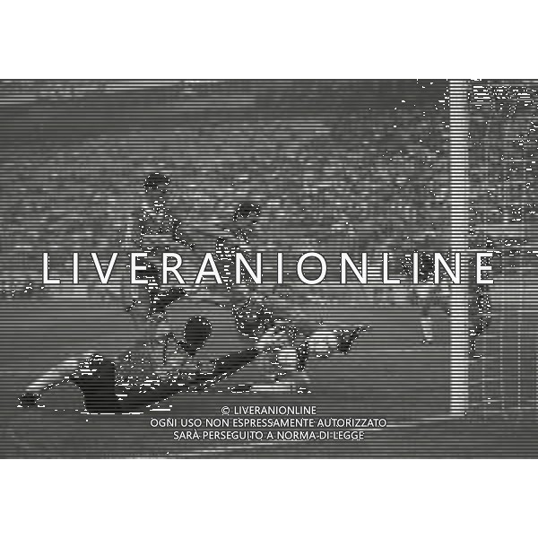 16-09-1992 MILANO CHAMPIONS LEAGUE MILAN OLIMPIA LUBIANA 4-0 NELLA FOTO GOAL JEAN PIERRE PAPIN AG ALDO LIVERANI SAS
