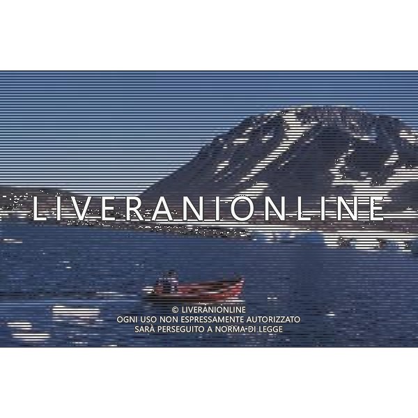 La GROENLANDIA, si trova tra l\'oceano Atlantico del Nord e l\'oceano Artico, ricoperta prevalentemente di ghiaccio e la popolazione vive lungo la costa, nei fiordi liberi da ghiacciai - RETROSPETTIVA ©IMAPRESS / ARCHIVIO AGENZIA ALDO LIVERANI SAS