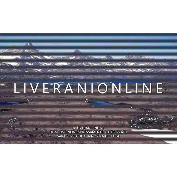 La GROENLANDIA, si trova tra l\'oceano Atlantico del Nord e l\'oceano Artico, ricoperta prevalentemente di ghiaccio e la popolazione vive lungo la costa, nei fiordi liberi da ghiacciai - RETROSPETTIVA ©IMAPRESS / ARCHIVIO AGENZIA ALDO LIVERANI SAS