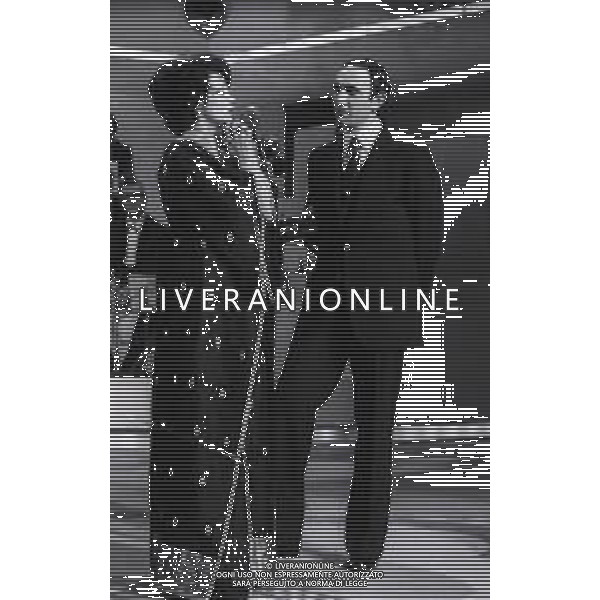 1975 TRASMISSIONE TELEVISIVA SPACCA 15 NELLA FOTO PIPPO BAUDO CON EDWIGE FENECH AG ALDO LIVERANI SAS