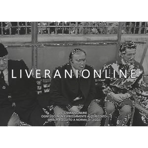 20-02-1974 MILANO-COPPA ITALIA INTER BOLOGNA 2-1 NELLA FOTO ENEA MASIERO ALLENATORE INTER CON IL DOTTOR QUARENGHI AG ALDO LIVERANI SAS