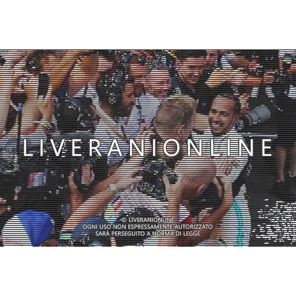 Race winner Lewis Hamilton (GBR) Mercedes AMG F1 celebrates with the team in parc ferme. 23.06.2019. Formula 1 World Championship, Rd 8, French Grand Prix, Paul Ricard, France, Race Day. / AGENZIA ALDO LIVERANI SAS - ITALY ONLY EDITORIAL USE ONLY