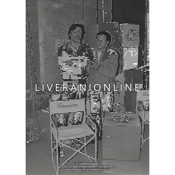 1981 MILANO-PRESENTAZIONE DEL NUOVO CANALE TELEVISIVO RETEQUATTRO NELLA FOTO TEO TEOCOLI CON MASSIMO BOLDI AG ALDO LIVERANI SAS