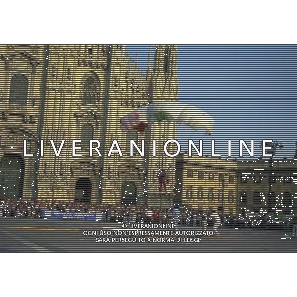 01-02-03-04-05- OTTOBRE 1997 MILANO-FESTA DELLA NEVE ORGANIZZATA DALLA GAZZETTA DELLO SPORT NELLA FOTO PIAZZA DUOMO PARACADUTISTI PER LA MANIFESTAZIONE DELLA FESTA DELLA NEVE AG ALDO LIVERANI SAS
