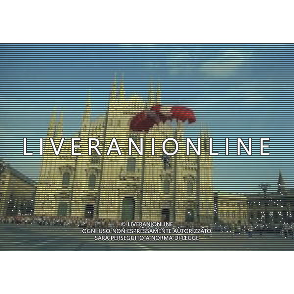 01-02-03-04-05- OTTOBRE 1997 MILANO-FESTA DELLA NEVE ORGANIZZATA DALLA GAZZETTA DELLO SPORT NELLA FOTO PIAZZA DUOMO PARACADUTISTI PER LA MANIFESTAZIONE DELLA FESTA DELLA NEVE AG ALDO LIVERANI SAS